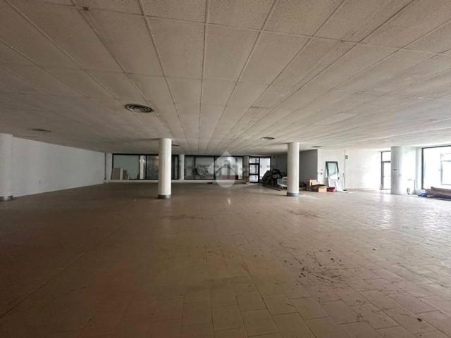 Capannone in affitto di 400 m² in Via Antoniana, 218