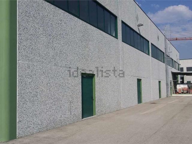 Capannone in affitto di 400 m² in Via Abruzzo, 19