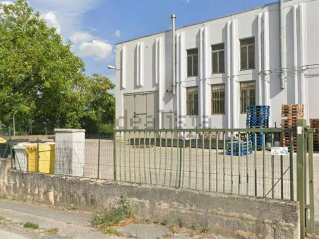 Capannone in affitto di 400 m² in Via Achille Grandi