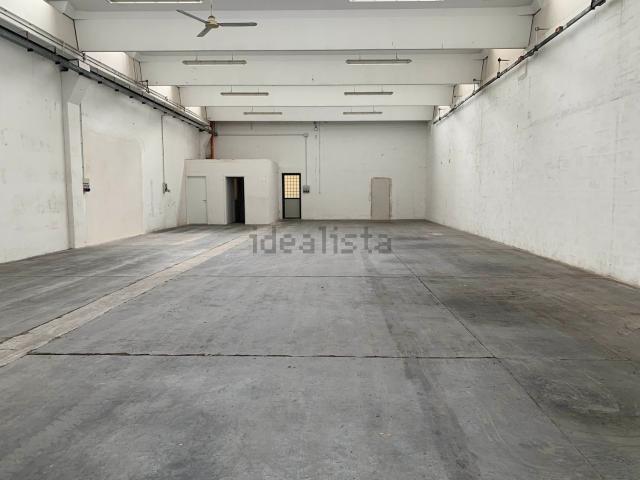 Capannone in affitto di 400 m² in Via Alessandro Fleming