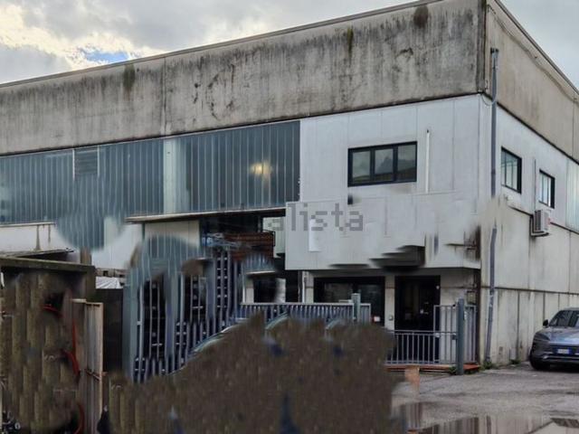 Capannone in affitto di 400 m² in Via Gino Menconi