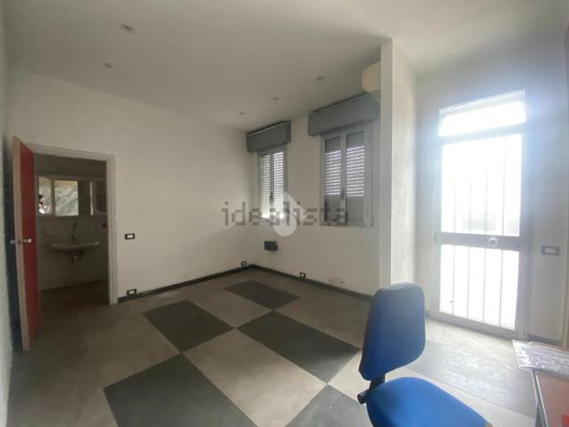 Capannone in affitto di 400 m² in Via Gramsci, 43