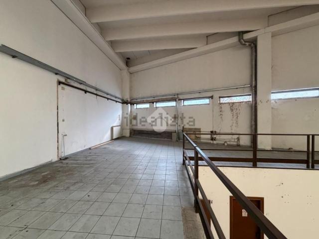 Capannone in affitto di 400 m² in Via dei Riccioli