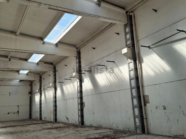 Capannone in affitto di 400 m² in Via del Lavoro