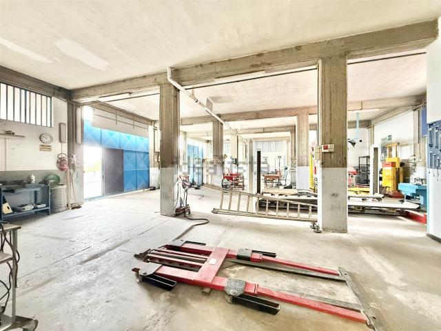 Capannone in affitto di 400 m² in Via delle Ginestre
