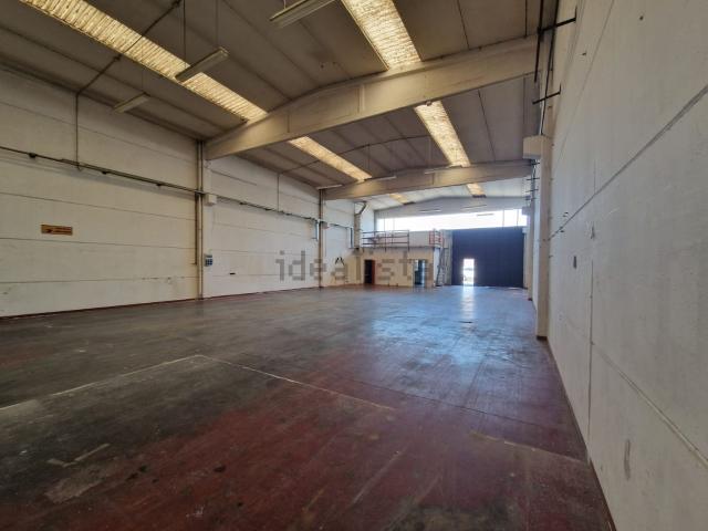 Capannone in affitto di 400 m² in Via Felice Casorati