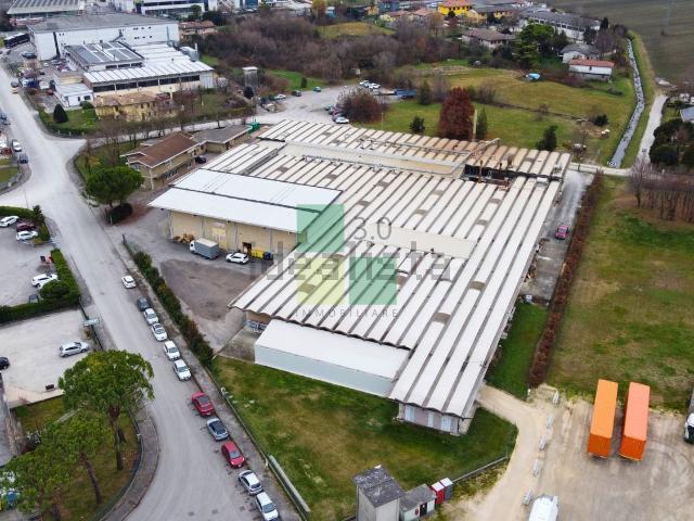 Capannone in affitto di 400 m² in Via I Maggio