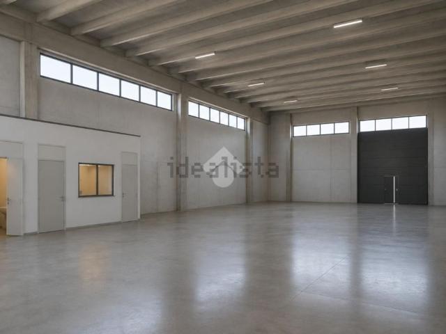 Capannone in affitto di 400 m² in Via Lago D&apos Idro, 24