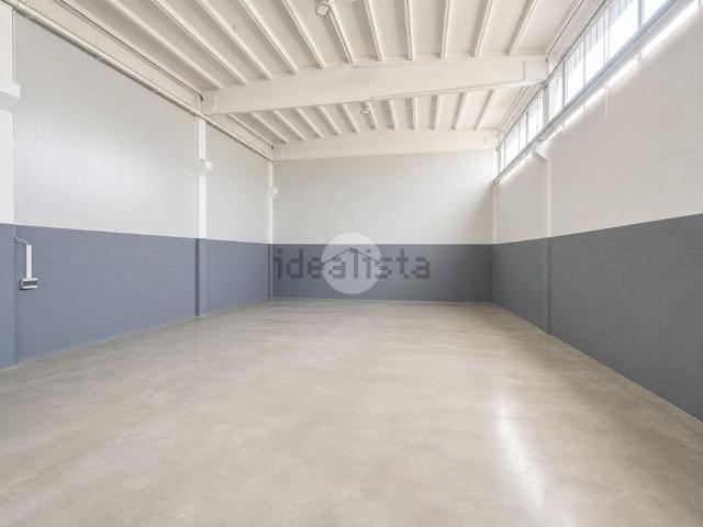 Capannone in affitto di 400 m² in Via Luigi Galvani