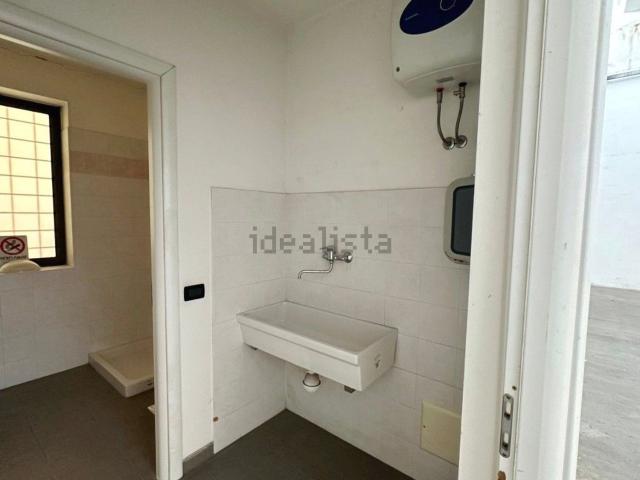 Capannone in affitto di 400 m² in Via Luigi Pasteur