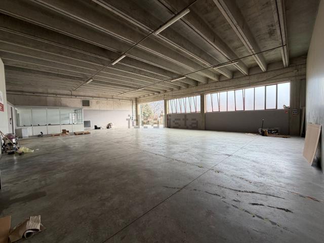 Capannone in affitto di 400 m² in Via Maglio di Sopra