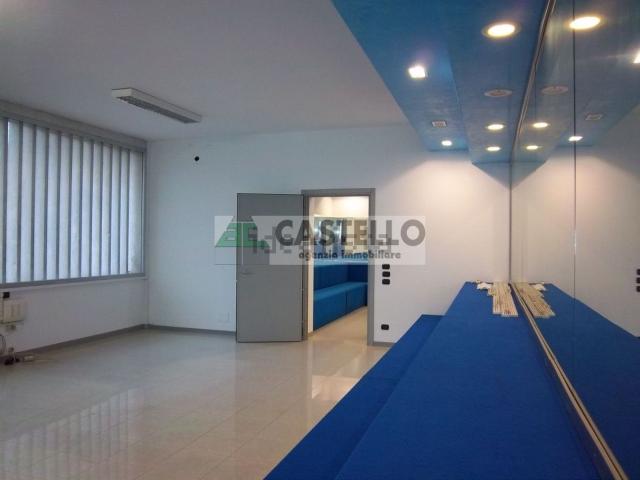 Capannone in affitto di 400 m² in Via Meucci