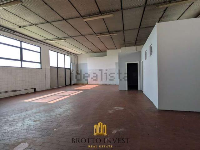 Capannone in affitto di 400 m² in Via Mejaniga