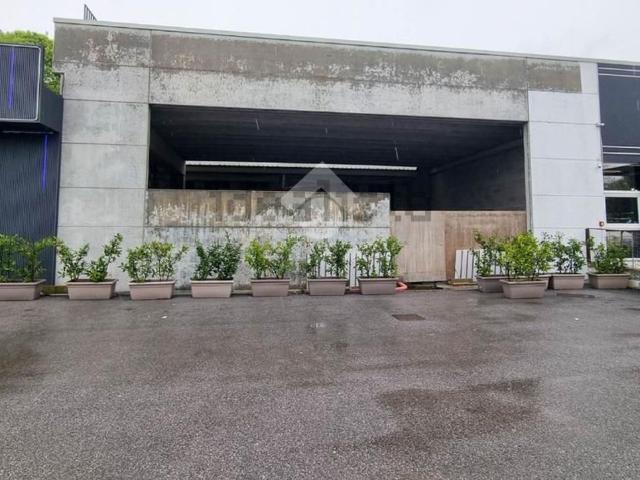 Capannone in affitto di 400 m² in Via Nuova Valassina, 14