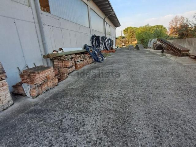 Capannone in affitto di 400 m² in Via San Cassiano