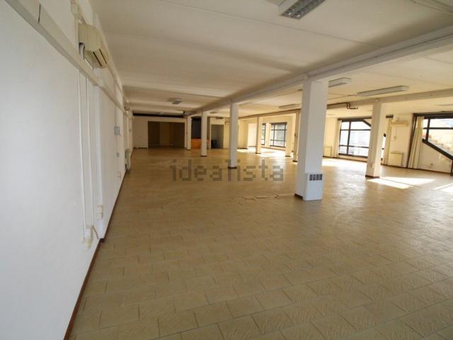 Capannone in affitto di 400 m² in Via Poggilupi
