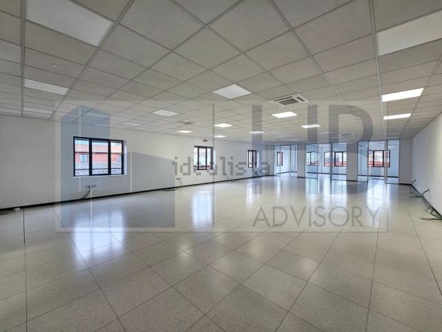Capannone in affitto di 400 m² in Via Privata Oslavia