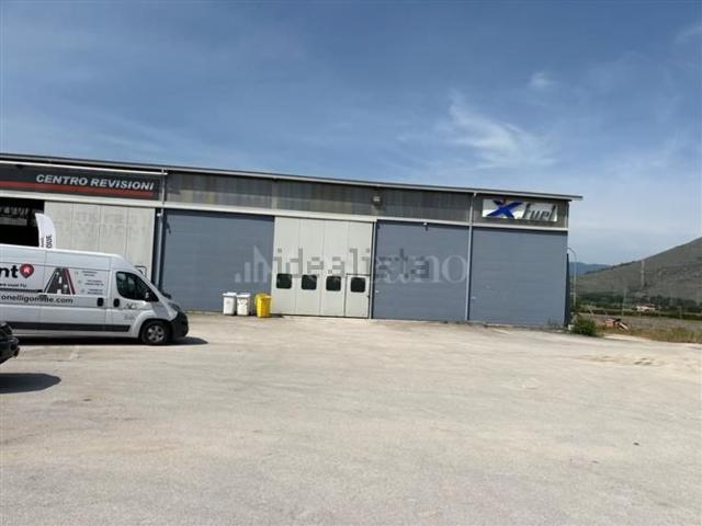 Capannone in affitto di 400 m² in Via Reatina