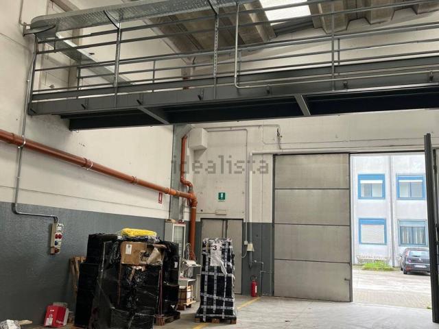 Capannone in affitto di 400 m² in Largo Fratelli Cervi, 8