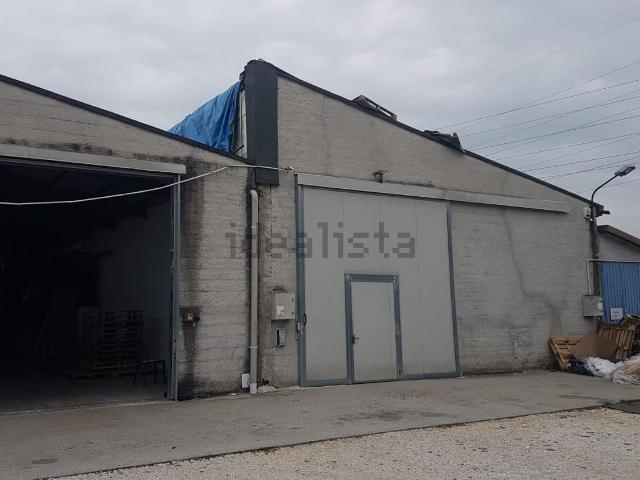 Capannone in affitto di 400 m² in Strada Cornadella