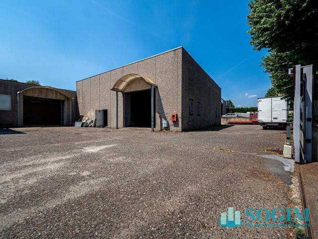Capannone in affitto di 401 m² in Via Bisbino, 2