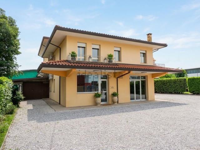 Capannone in affitto di 401 m² in Via Spin