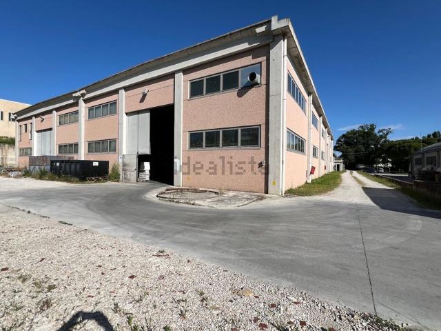 Capannone in affitto di 4050 m² in Via Villagrande, 213