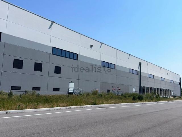 Capannone in affitto di 41000 m² in Via Carbonara
