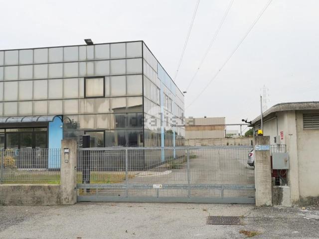 Capannone in affitto di 410 m² in Via Averolda, 37