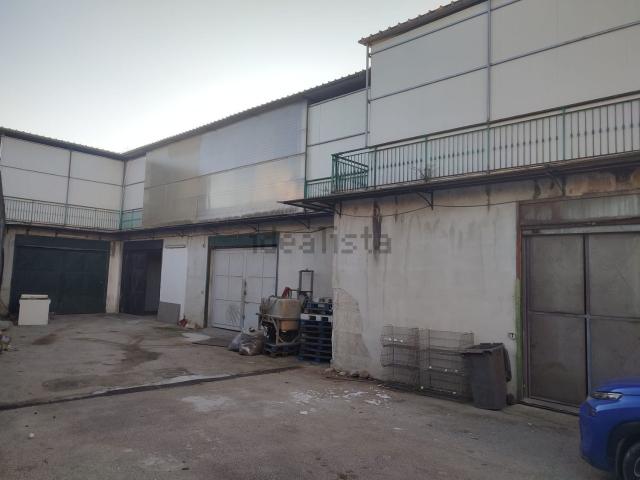 Capannone in affitto di 410 m² in Via Molino Vecchio, 75