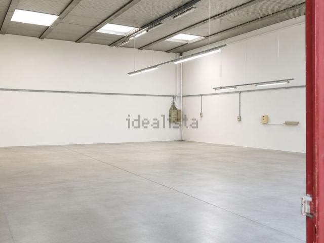 Capannone in affitto di 410 m² in Via Vasco Topazzi