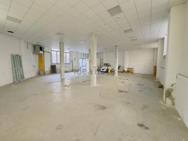 Capannone in affitto di 410 m² in Piazza Bernardo Tanucci