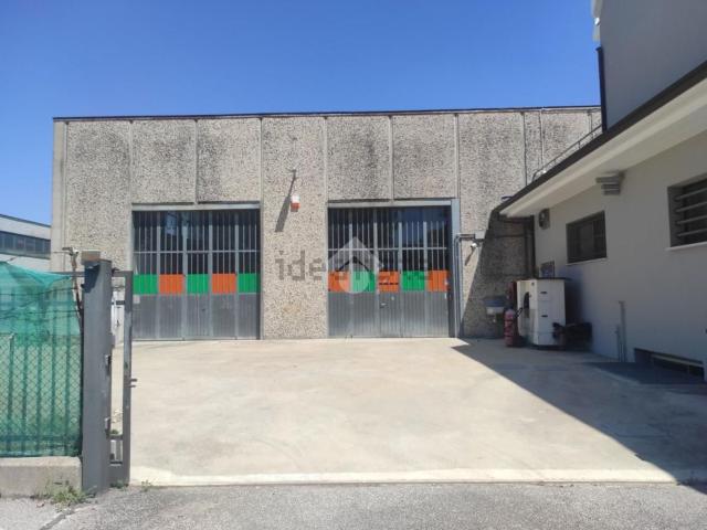 Capannone in affitto di 414 m² in Via Pio la Torre, 2