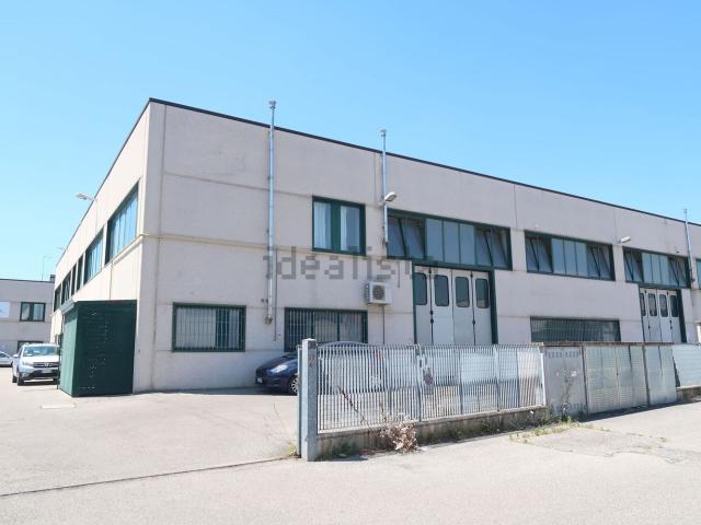 Capannone in affitto di 415 m²