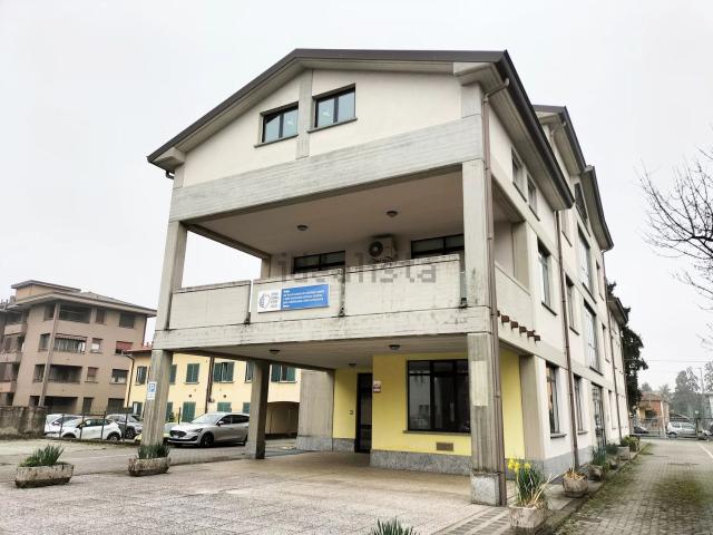 Capannone in affitto di 415 m² in Via Luigi Mercantini, 15
