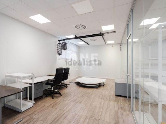 Capannone in affitto di 419 m² in Via Monte Rosa, 89
