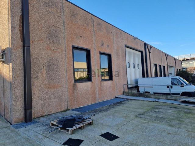 Capannone in affitto di 420 m²
