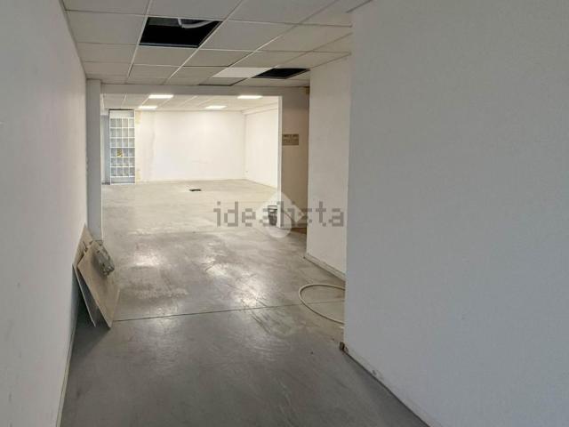 Capannone in affitto di 420 m² in Viale Lombardia