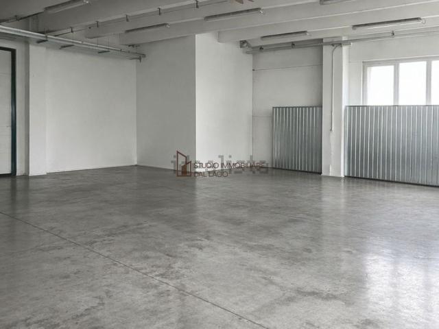 Capannone in affitto di 430 m² in Via Bianche