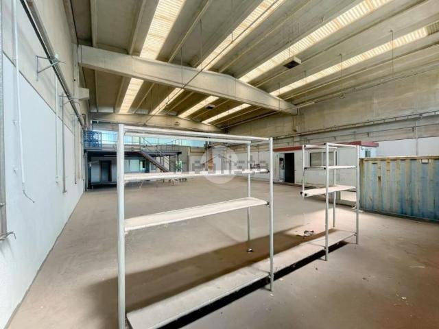 Capannone in affitto di 430 m² in Via Enrico Mattei, 1