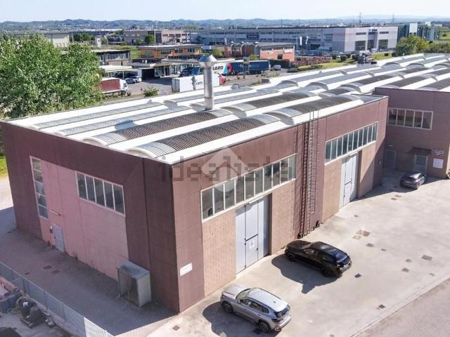 Capannone in affitto di 437 m² in Via Provinciale Francesca Nord, 23