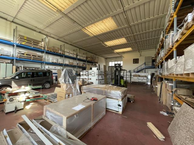 Capannone in affitto di 460 m² in Via Galvani