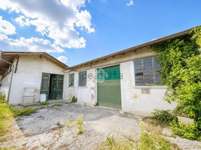Capannone in affitto di 440 m² in Via San Pio X, 103