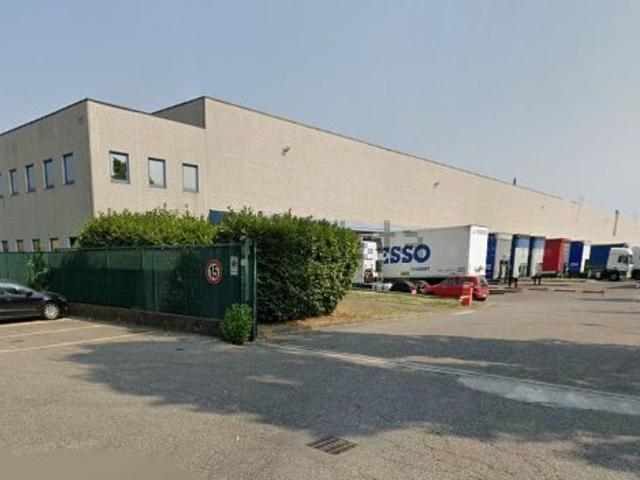 Capannone in affitto di 4413 m² in Via Stanislao Intini
