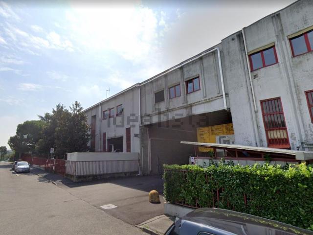 Capannone in affitto di 446 m² in Via Daniele Manin