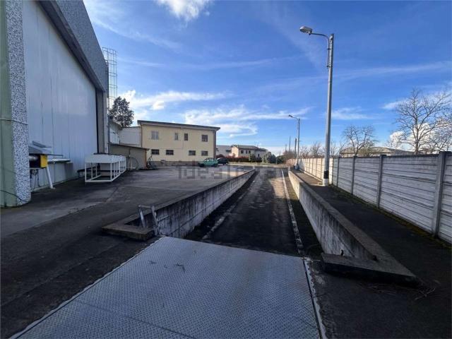 Capannone in affitto di 4500 m²