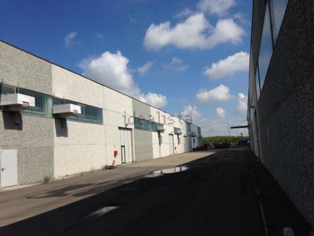 Capannone in affitto di 4500 m² in Strada Roveri, 31
