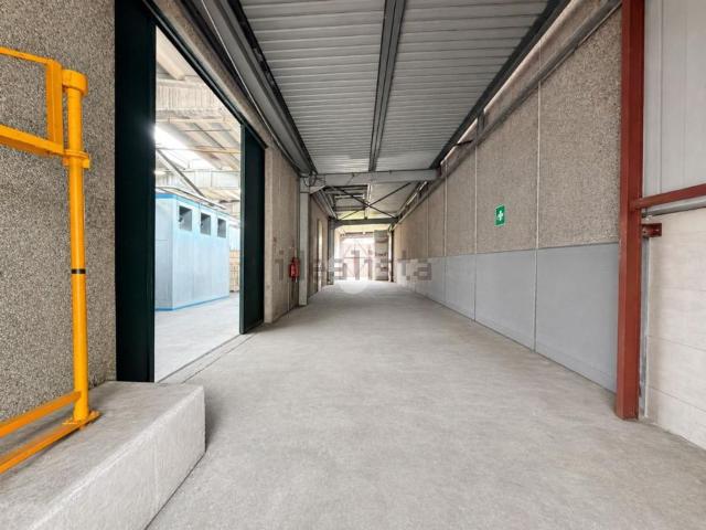Capannone in affitto di 4500 m² in Via XXV Aprile, 1