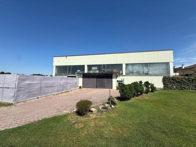Capannone in affitto di 450 m² in Via Canton