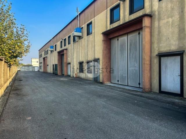 Capannone in affitto di 450 m² in Via Circonvallazione
